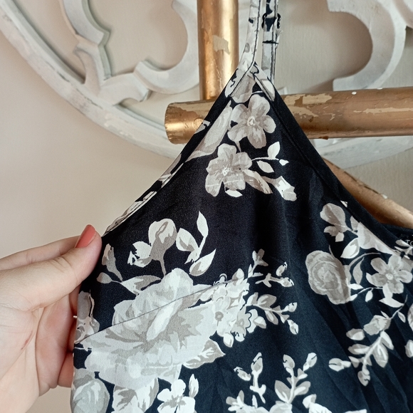 👩‍❤️‍👩 Floral Deep Grey And White Vest Top - Picture 2 of 15